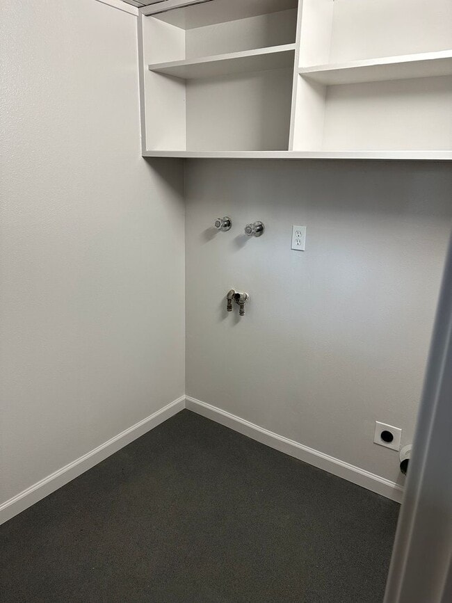 Building Photo - Beautifully updated 2 bedroom 1 bath duple...