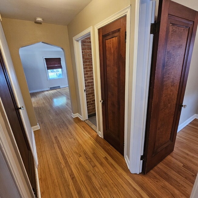 Building Photo - This charming 3-bedroom, 1.5-bathroom hous...