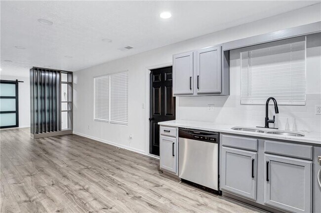 Building Photo - 6234 Culver Dr