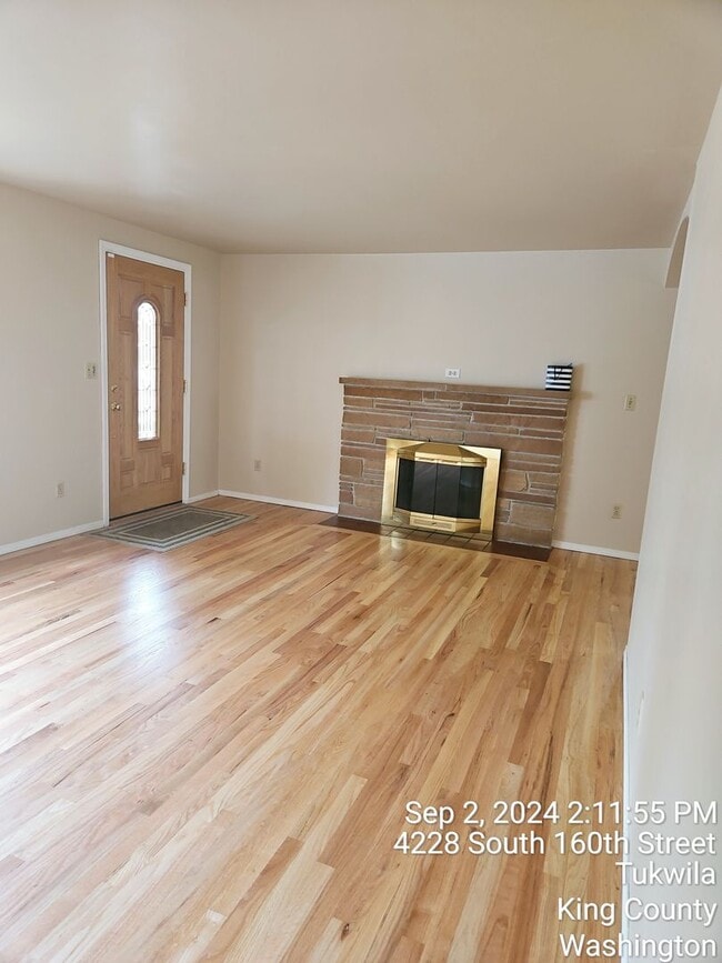 Building Photo - Tukwila/SeaTac daylight rambler - large home for rent - 4 bedrooms 2 bathrooms with 2 kitchens - ...