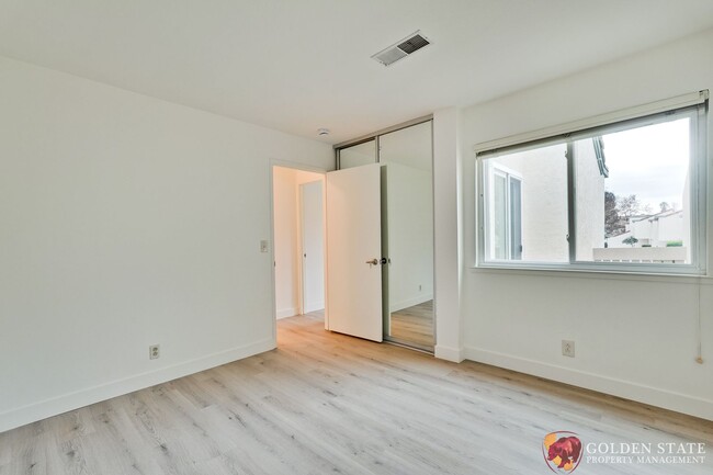 Building Photo - Spacious 2-Bedroom, 2-Bath Townhome in Pri...