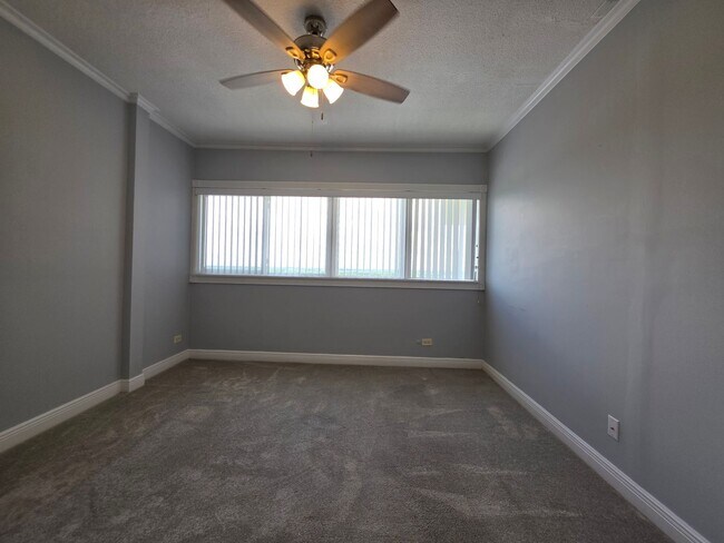 Building Photo - 1BR/1BA waterfront condo with golf course ...