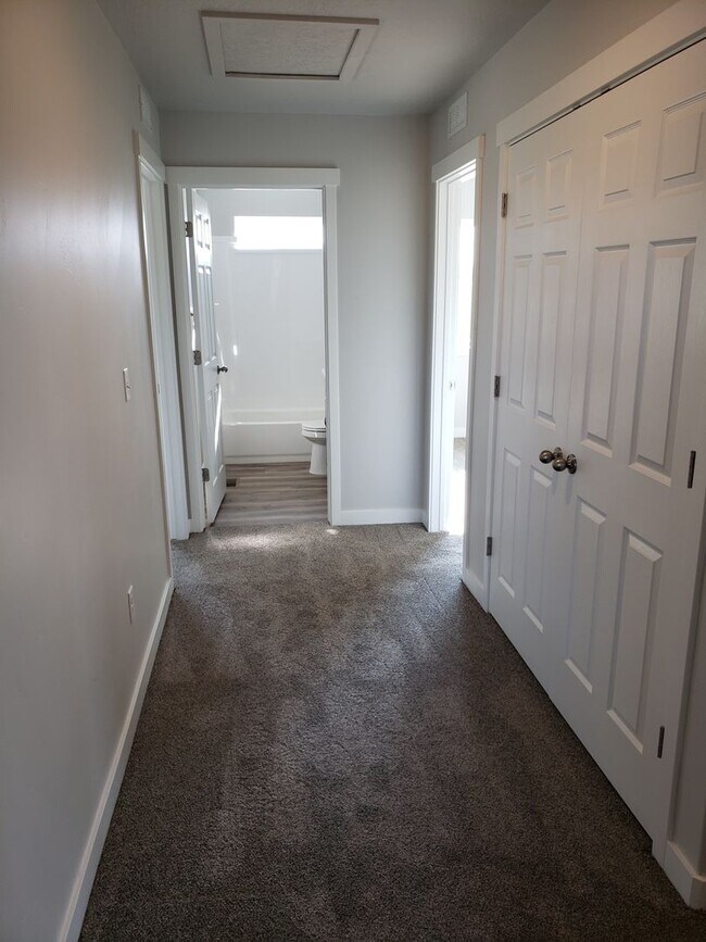 Building Photo - Great Springville Townhome