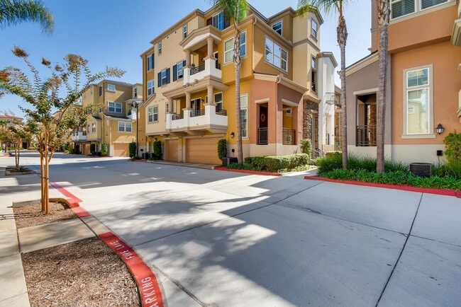 Building Photo - Spacious Spectrum 2 Bedroom Townhome with ...