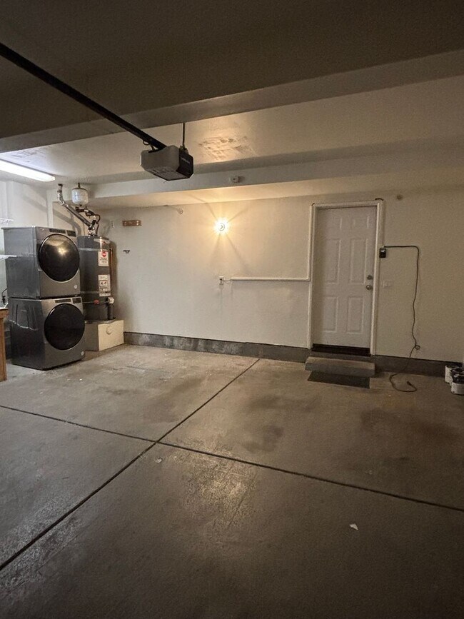 Building Photo - Move-In Ready 4 Bedroom Home Perfect for Professionals & Families