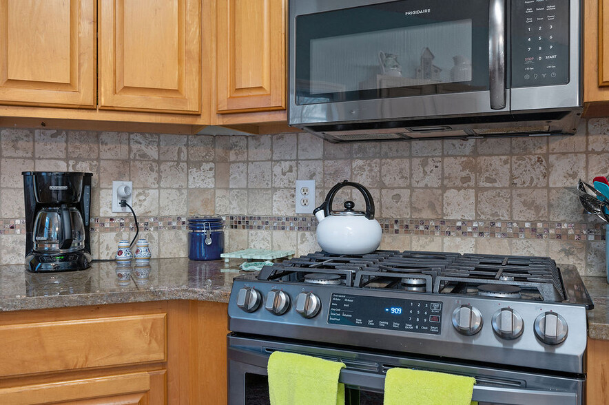 Fully stocked kitchen - 2412 Laurel Falls Ln