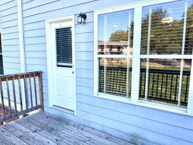 Building Photo - Welcome to this stunning 3-bedroom, 3-bathroom townhome located in the vibrant city of Atlanta, GA.