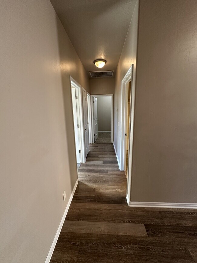 Building Photo - Well-maintained 3 bed/2 bath condo near Sky Mountain golf course.