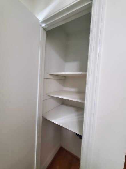 Building Photo - 301 W Lakeside Ave