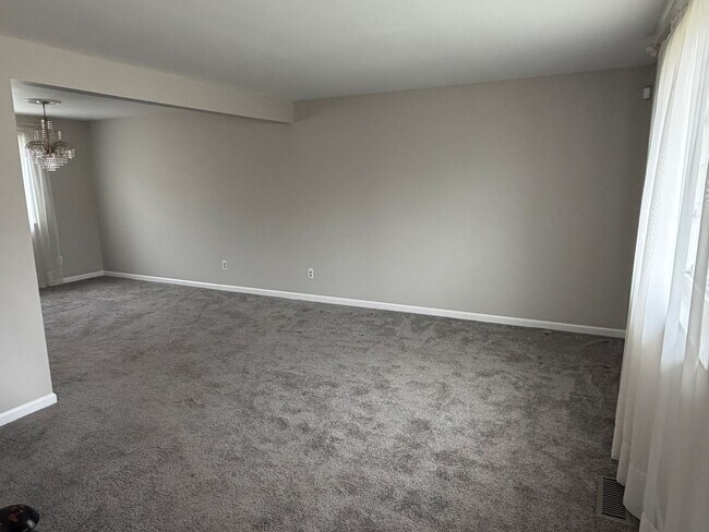 Building Photo - Great Four Bedroom Huber Home