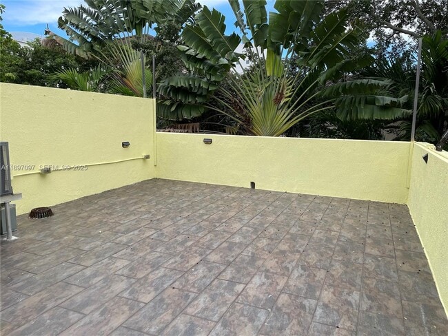 Building Photo - 2845 Coconut Ave