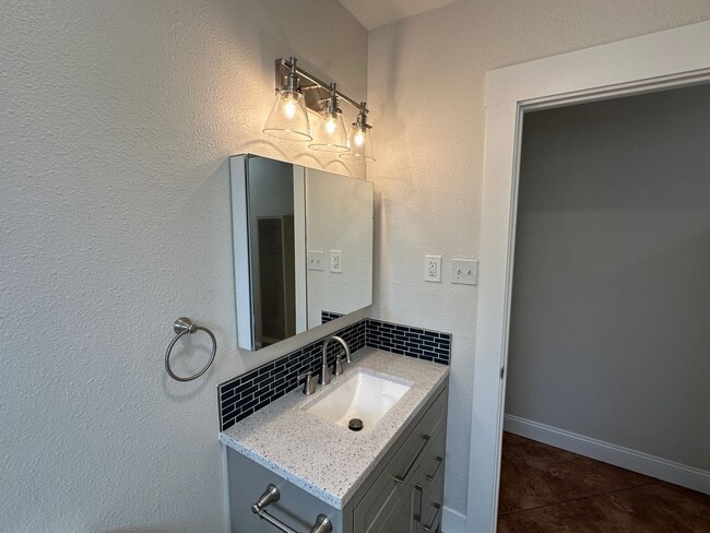 Building Photo - Downtown Bungalow, Pet Friendly, Large Yard