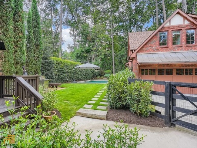 Building Photo - 3312 W Shadowlawn Ave NE