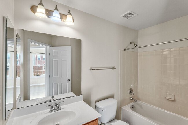 Building Photo - Charming 3 BR + Den Townhouse available now