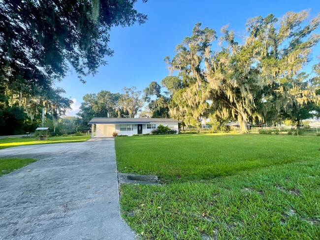 Building Photo - Country Living! 2 Bedroom Lithia