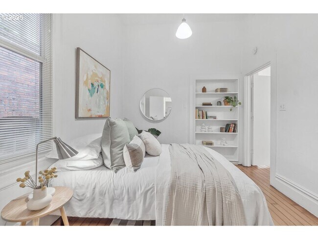 Building Photo - 2Bd/1Ba + Bonus Room Located in the Popula...