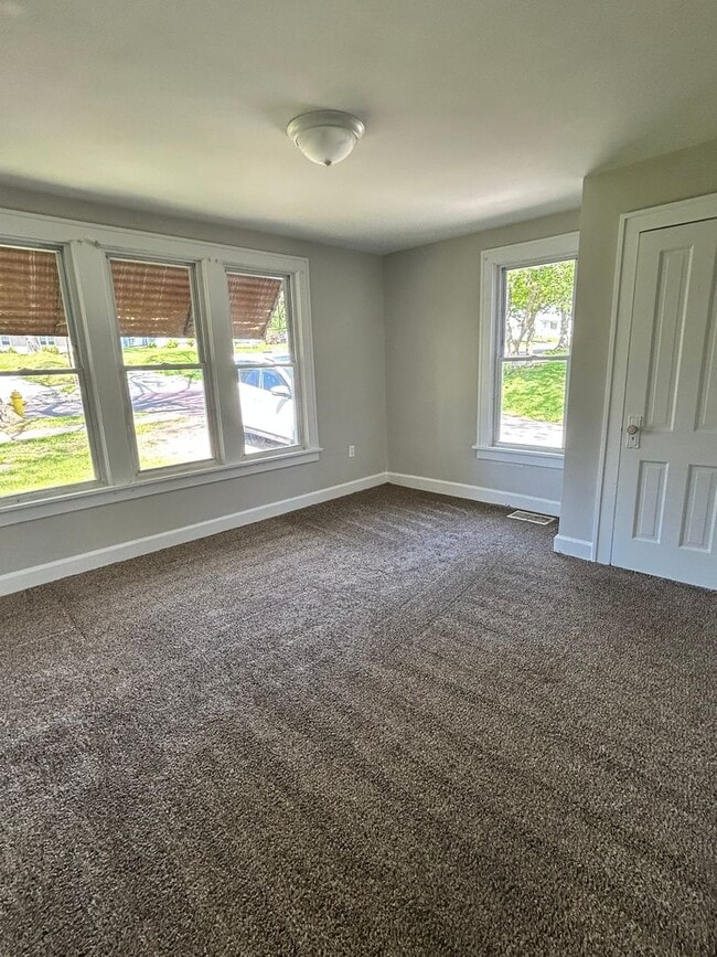 Building Photo - Two bedroom duplex