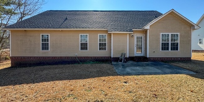 Building Photo - Charming 4 Bed 2 Bath Raeford Home