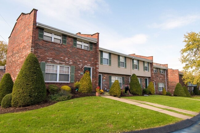 Building Photo - Perfect Two Bedroom Townhome in Plum! Ampl...