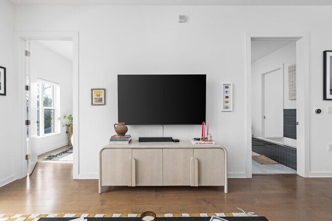 Building Photo - 207 W Johanna St