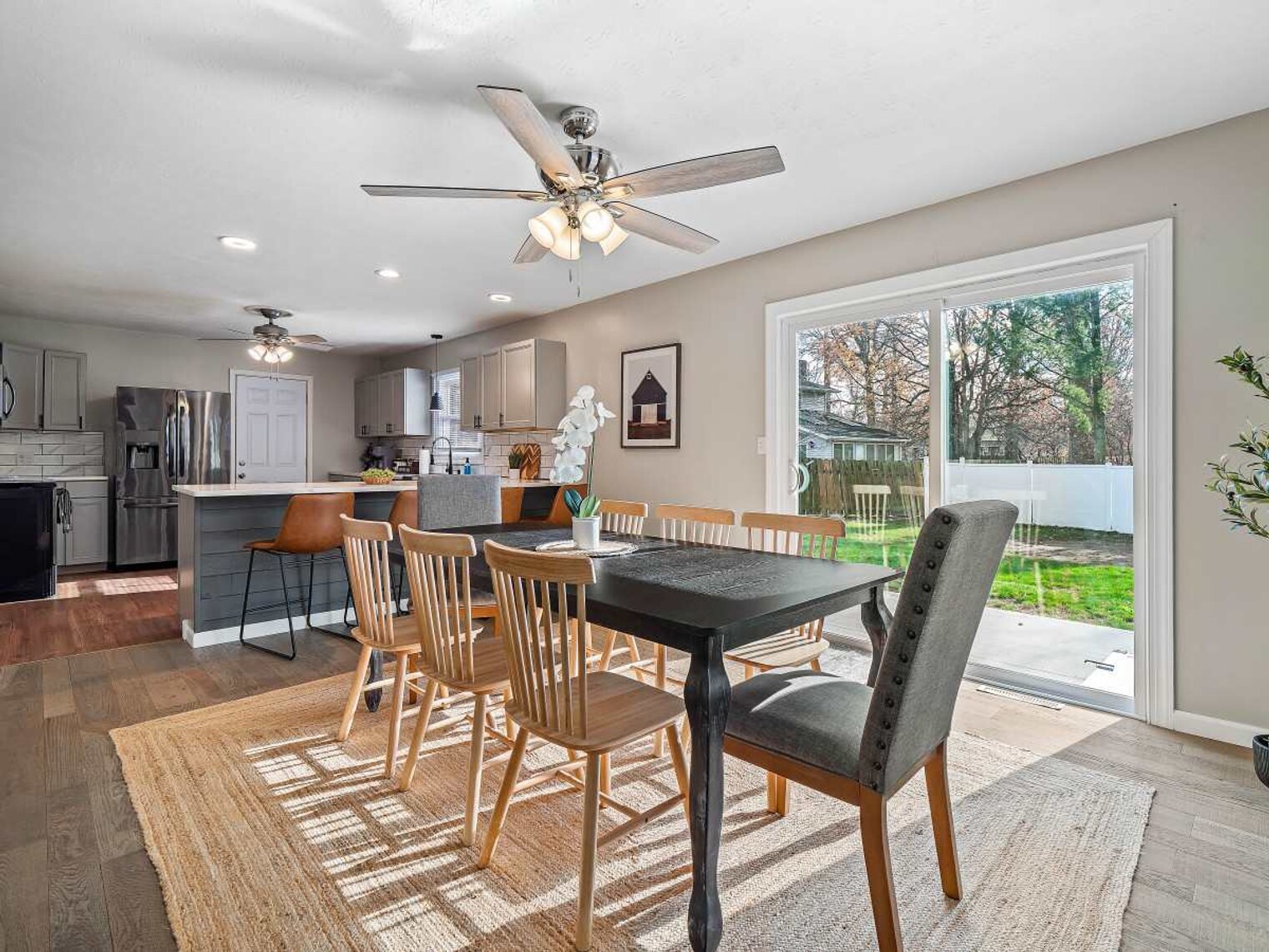 Building Photo - 4861 Pineview Dr