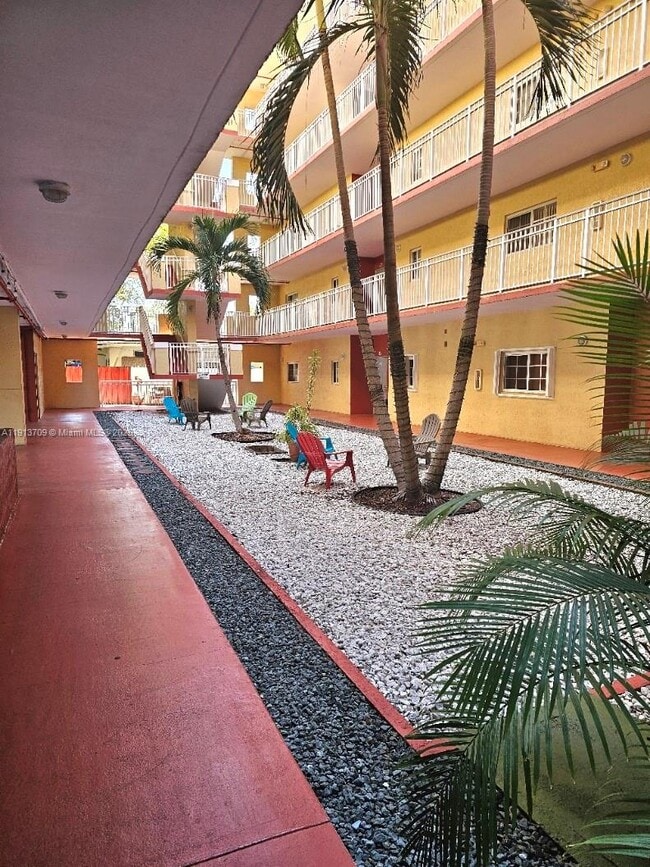 Building Photo - 21 E 3rd St