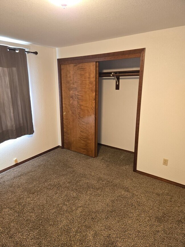 Building Photo - Beautiful Hermiston Home offers a perfect balance of comfort and convenience