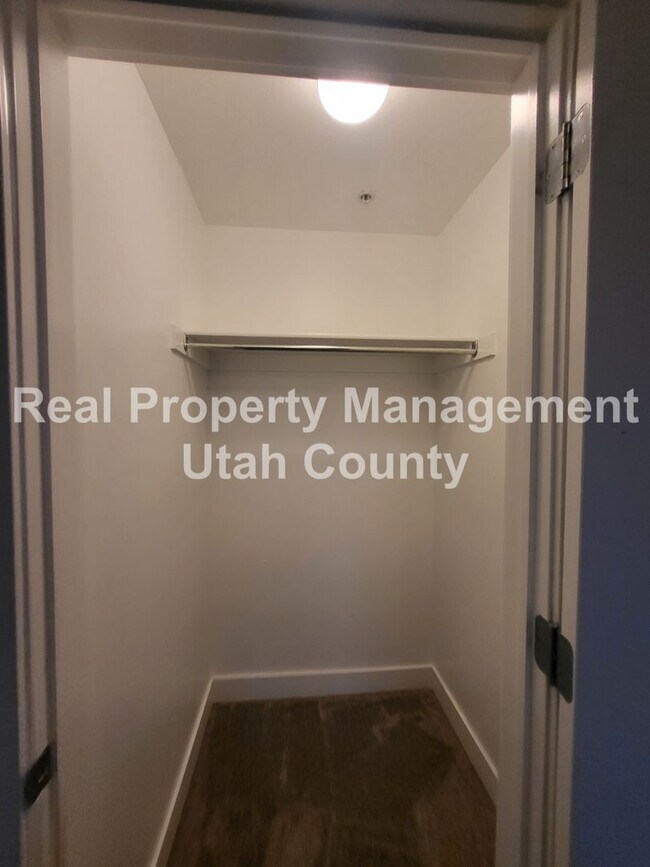 Building Photo - Pet Friendly Springville Condo