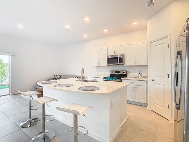 Building Photo - AVAILABLE NOW! 3/2.5 Townhome For Rent in Bellalago!