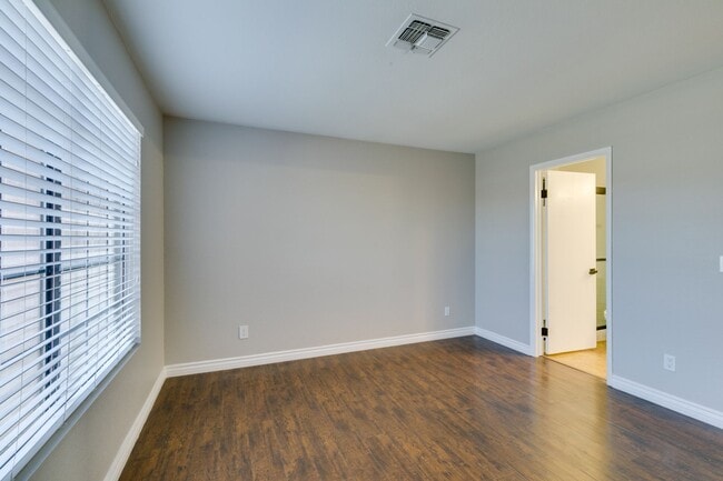 Building Photo - Stunning fully remodeled single-story home