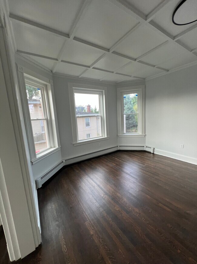 Building Photo - 185 Maple St