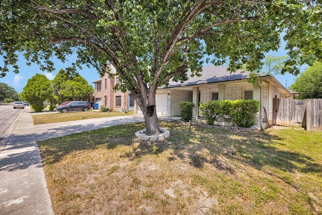 Building Photo - Immaculate Single-Story Home with Modern U...