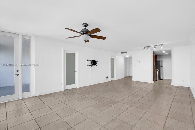 Building Photo - 5401 Collins Ave