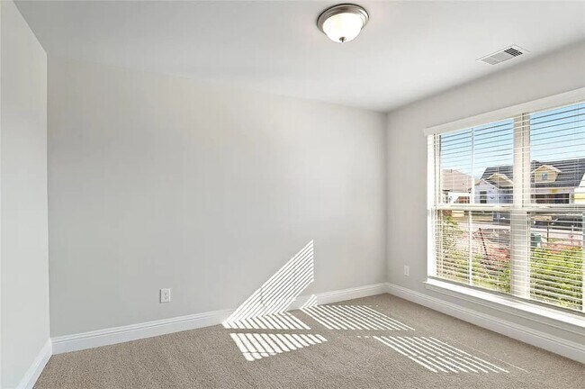 Building Photo - 2708 Golden Palms Ln