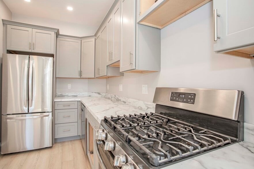 Building Photo - 885 E 4th St