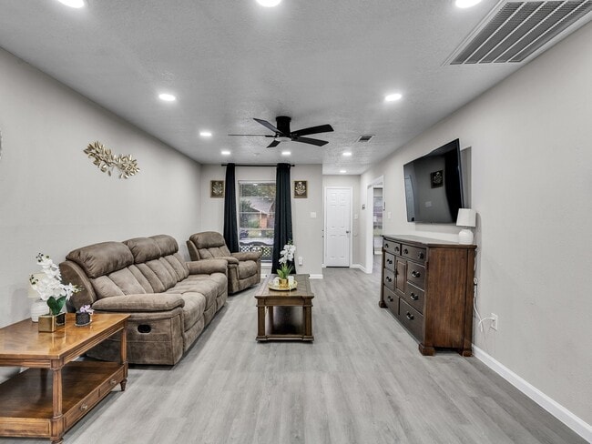 Building Photo - 705 Littlewood