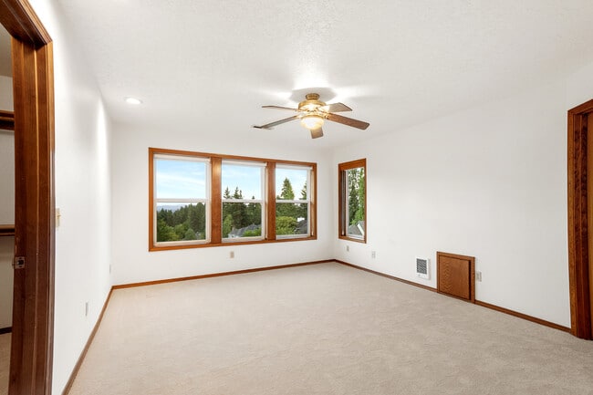 Building Photo - 1324 Stonehaven Dr