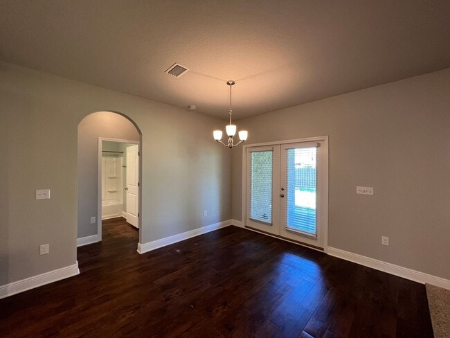Building Photo - Gorgeous 5 Bedrooms