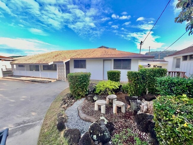 Building Photo - 4/2/3 + Office Space - Single Family Home Located in Kaimuki - Great Location!