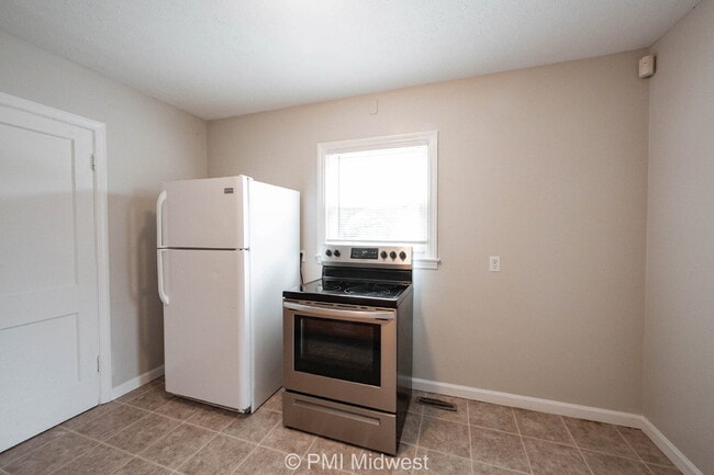 Building Photo - "Charming 3-Bed Home in Indianapolis – Coz...