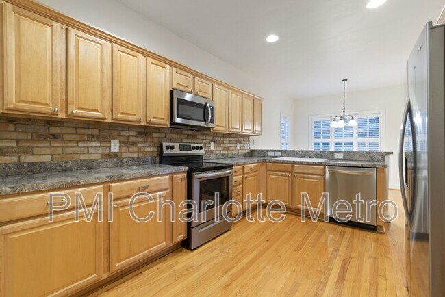 Building Photo - 5916 Meadowmere Dr