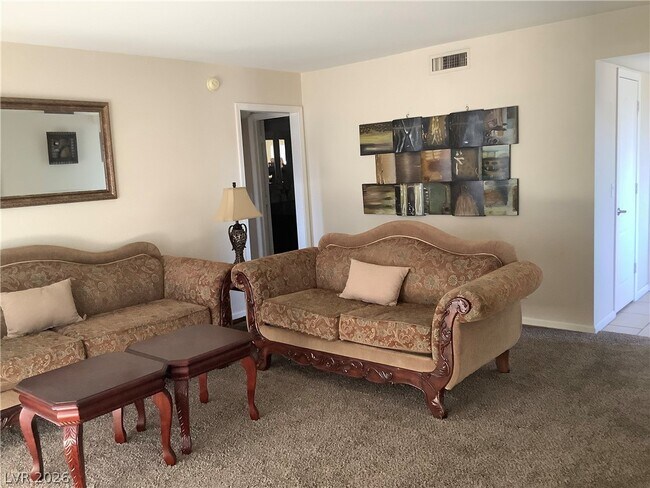 Building Photo - 682 Oakmont Ave