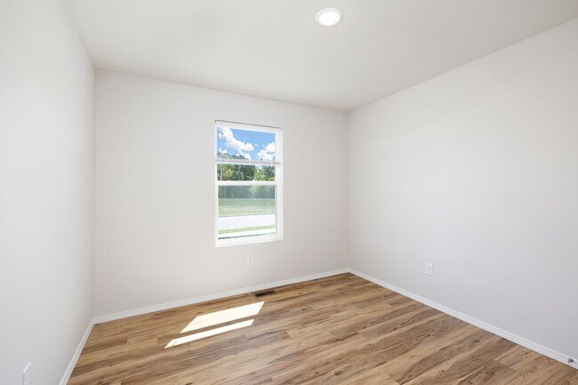 Building Photo - 3 Bedroom Rental with Fence!
