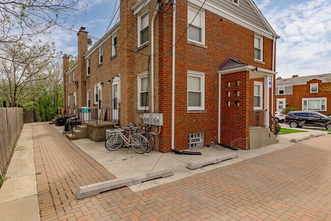 Building Photo - 5638 W Carmen Ave