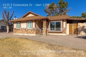 Building Photo - Your New Home Awaits: 3-Bed, 2-Bath with M...