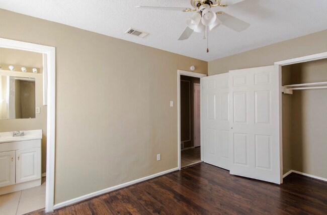 Building Photo - 830 E Linda Dr