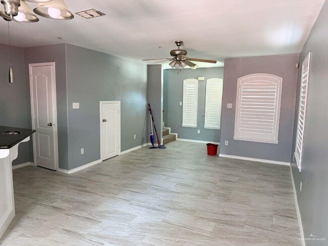 Building Photo - 6 S 48th Ln