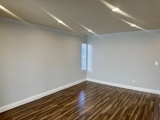 Building Photo - Gorgeous Lower End Unit with Inside Laundry Available Now!