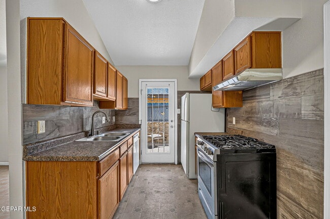 Building Photo - 667 Danube Dr