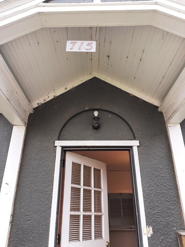 Building Photo - College Housing - 4 bedrooms